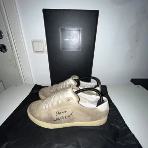 Saint Laurent - Säljer dessa riktigt snygga och populära ysl skor🤩 skorna är i användt/bra skick, finns defekter på sulorna och lite på insidan därav priset 🤝 strl 41 men passar 40 och även 42
