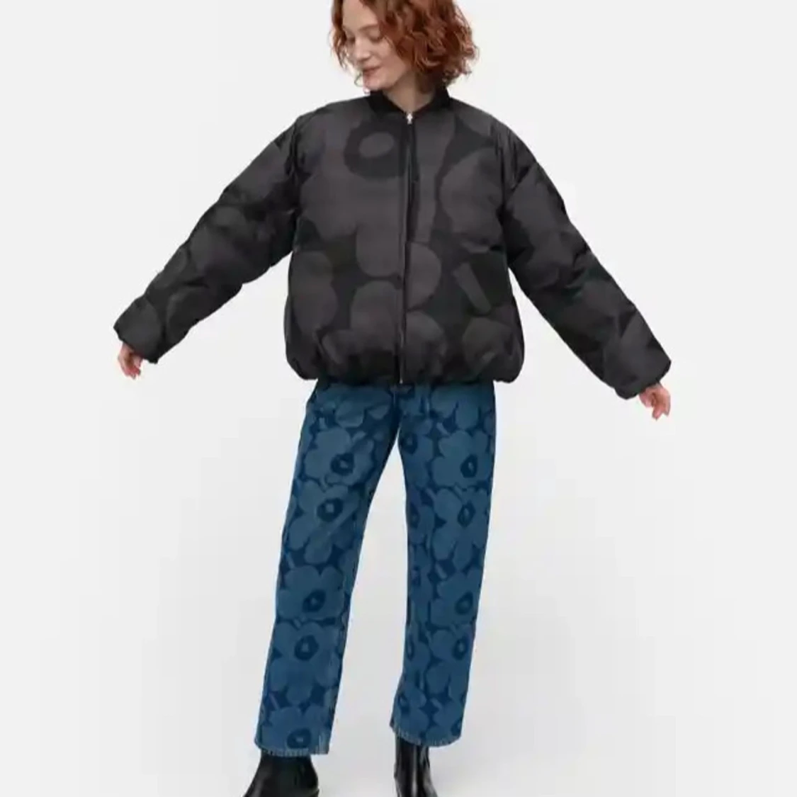 Svart bomberjacka med mönster från MARIMEKKO