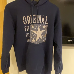 Scndi hoodie - Säljer denna Original hoodin från SCNDI då den är lite lite för mig, använd 2 gånger bara. Riktigt fet hoodie som är perfekt till alla olika sorters outfits.