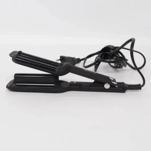 Svart vågtång - Säljer en svart vågtång perfekt för att skapa snygga vågor i håret. Har två styckna så därför säljer jag en av de. PRIS KAN DISKUTERAS!!!