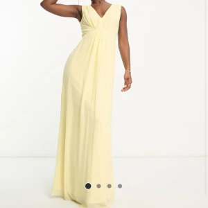 Balklänning - Säljer denna superfina slutsålda klänningen från ASOS. Passar perfekt till bal! Köpt för 929 kr och säljer för 900z Aldrig använd och har fortfarande prislappen kvar!