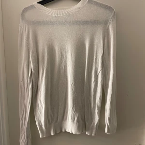 Vit tröja från 157 - Säljer en stilren vit tröja från 157. Tröjan har långa ärmar och en rund halsringning. Perfekt för en enkel och klassisk look.🩷