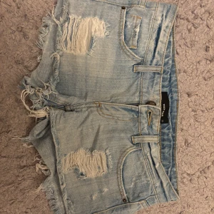 Ljusa jeansshorts från Tally Weijl - Världens snyggaste och mest perfekta jeansshorts som tyvärr blivit för små för mig. Passar XS möjligtvis S