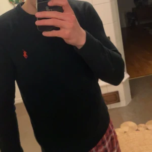 Stickad Ralph lauren tröja - Säljer denna stickade ralph lauren tröjan för att den nu är för liten för mig. Den är omsydd vid halsen (se bild 3), för att det ska se bättre ut. Det står storlek L men den passar S. 