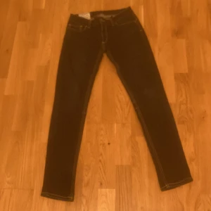 Mörkblå jeans från Dondup - Säljer mina dondup jeans som är använda 1-3 gånger bara. Ny pris är Ca 2000-3000kr men mitt pris är 650. Storleken är 30W och 30L. Det är bara höra av sig och fråga om ni undrar något.😁