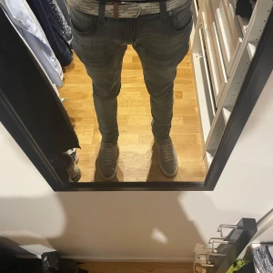 Grå jeans från Nudie Jeans - Snygga grå jeans från Nudie Jeans med passformen slimfit. Sitter väldigt bra och är sköna. Storlek 30/32
