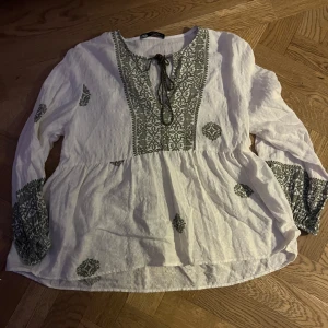 Superfin blus med gröna detaljer från zara - Superbra skick, använd ett fåtal gånger men inga defekter, blusen är från zara. Osäker på original pris då jag inte tror att den säljs längre och pris kan såklart diskuteras!!!