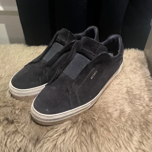 Axel Arigato - Axel arigatos laceless, lite skitiga men går lätt att få bort! Orginal box och kvitto finns.