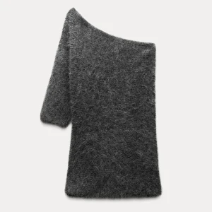 Grå one shoulder tröja - Jättesnygg grå stickad one shoulder tröja från Zara. Originalpriset är 499 men är öppen för betydligt lägre prisförslag! Den blev tyvärr aldrig använd och jag glömde returnera 🙈💖 I storlek M men passar mig som brukar ha S ❤️
