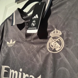 Real madrid tredje ställ/kit säsongen 24/25 - Säljer nu en snygg Real Madrid tröja. Den är testad en gång men aldrig använd ute. Säljer för att den var för liten för mig, passar annars true to size. Skriv om du har några frågor eller funderingar.