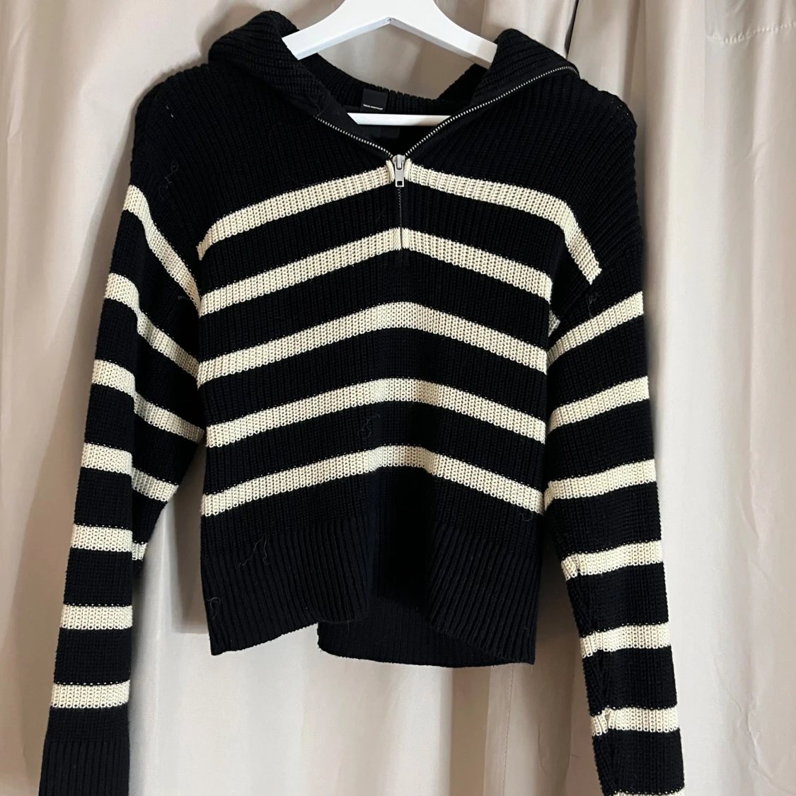 Svart och vit randig stickad tröja - 2