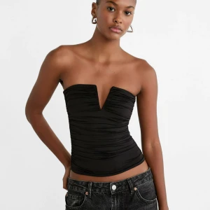 Svart tubtopp  - Snygg svart tubtopp från Zalando med rynkad design. Perfekt för en stilren look ! Slutsåld på hemsidan, aldrig använd lappen kvar !!   Har inga bilder på!!!