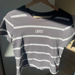 Randig t-shirt från Levi's - T-shirt från Levi's. Storlek S. 