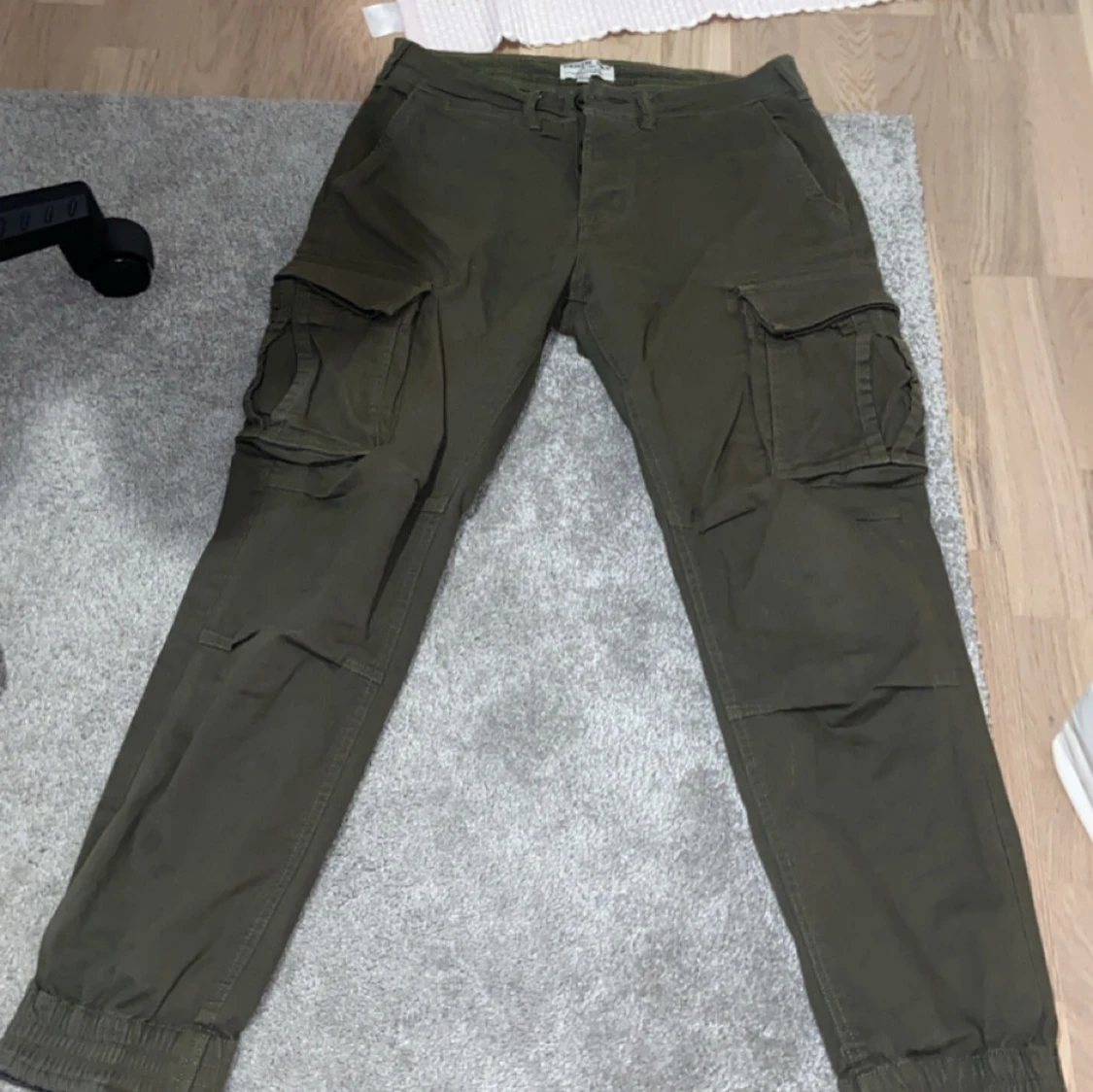 Olivgröna cargobyxor från Denim Day - 2