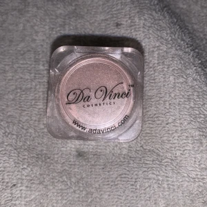 Ögonskugga från Da Vinci Cosmetics. Använd 1-2 gånger  - Snygg ögonskugga i nyansen 'Earth' från Da Vinci Cosmetics. Den har en skimrande finish med en varm, jordnära ton. Perfekt för att skapa en naturlig look med lite extra glans. Innehåller mica och kan innehålla carmine och titaniumdioxid.