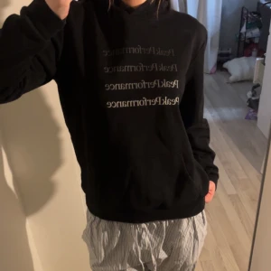 Svart hoodie från Peak Performance - Snygg svart hoddie från peak. jättebra basic hoddie i bra kvalitet och använd fåtal gånger pris går att diskuteras❤️