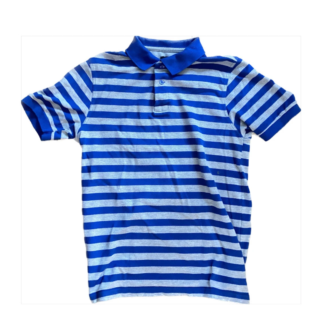 Blå och vit randig pikétröja