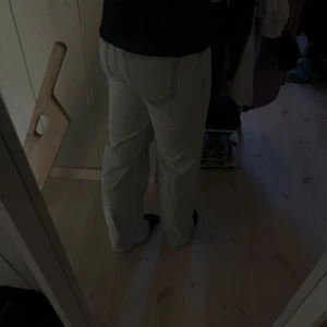 Ljusblå mango jeans - Säljer nu dessa jeans ifrån mango i en otrolig härlig ljusblå färg, köpte dessa jeansen för några månader sedan men har tyvärr aldrig andvänt det så det är därför jag säljer dom. Skulle säga att det är sanna i storleken❤️ skriv för mer bilder eller info om jeansen🥰