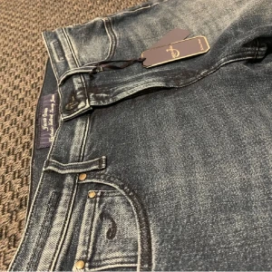 Mörkblå jeans från Jacob Cohën - Snygga mörkblå jeans från Jacob Cohën med en klassisk femficksdesign. Jeansen har en lätt tvättad look och är tillverkade i ett bekvämt denimtyg. Perfekta för en stilren vardagslook. (Aldrig använda ) modellen är slim fit. I butik kostar dom 5000 nya. W27 men skulle kunna passa lite större. Skriv vid funderingar!😁🤩