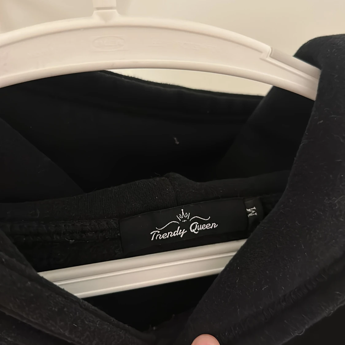 Svart hoodie från Trendy Queen - 1