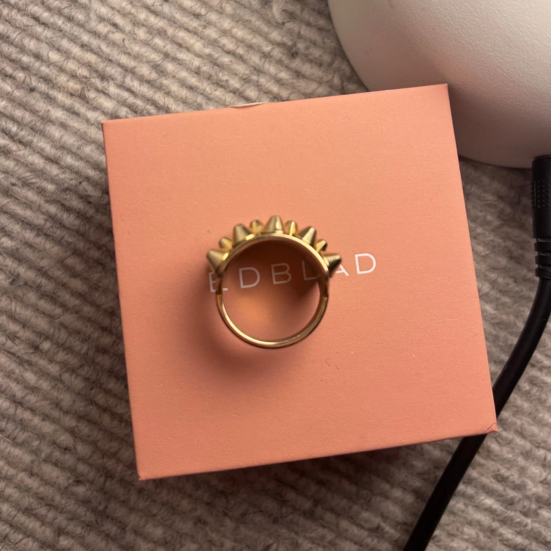 Guldfärgad ring med nitar - 3