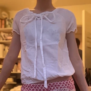 Vit blus med knytband - Supersöt blus som kan användas på flera olika sätt som man ser på bilderna, perfekt till våren och sommarn❤️ Pris kan diskuteras