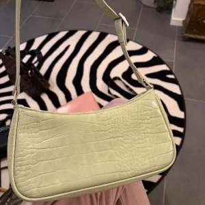 Axelremsväska  - Super fin väska från monki knappt använd ❤️