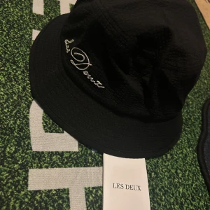 Svart bucket hat/ Les Deux - Helt ny & oanvänd