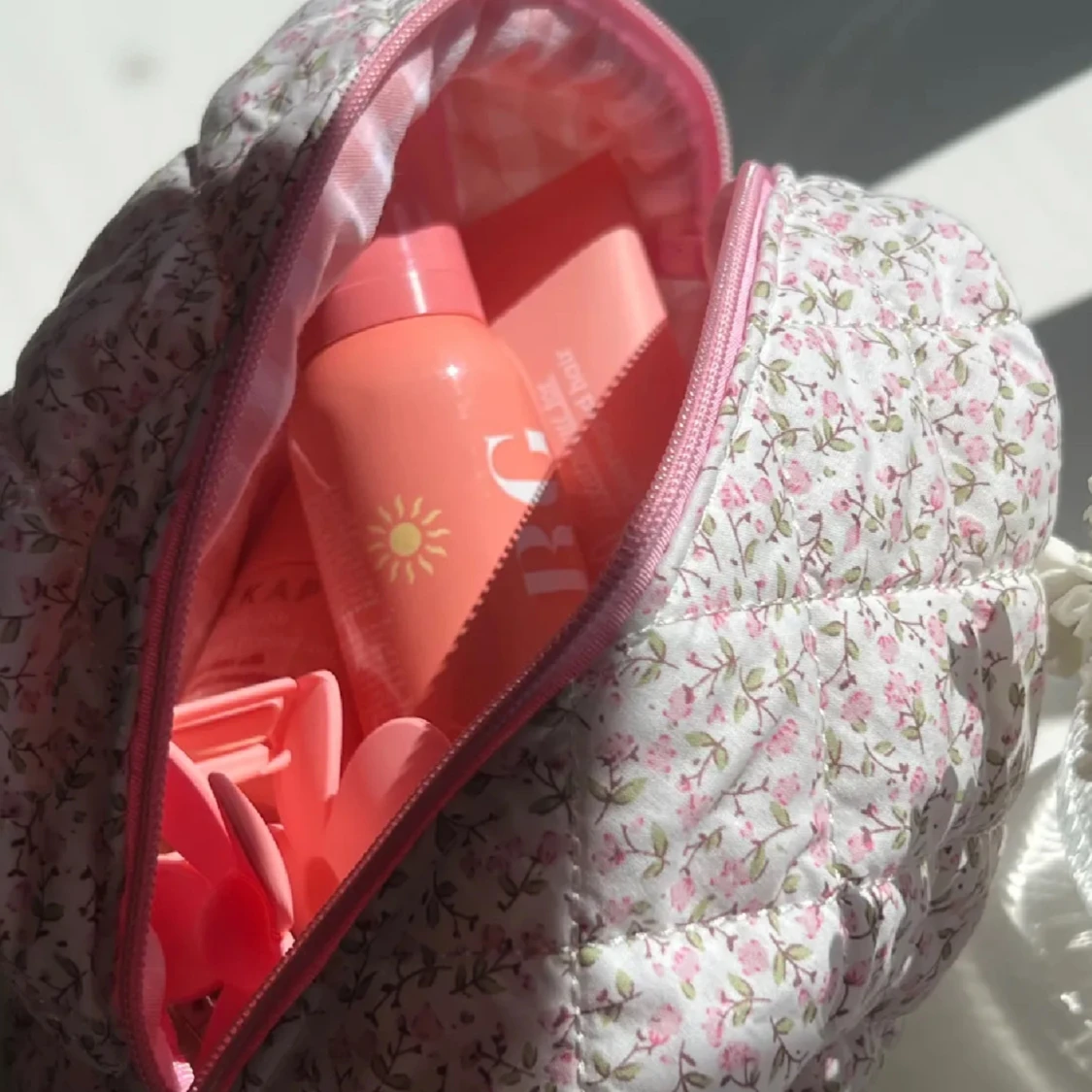 Blommig quiltad necessär - 1