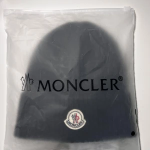 Moncler Mössa (Ny & Oanvänd) - Säljer en helt ny Moncler mössa, vid frågor och intressen kan ni skriva till mig.