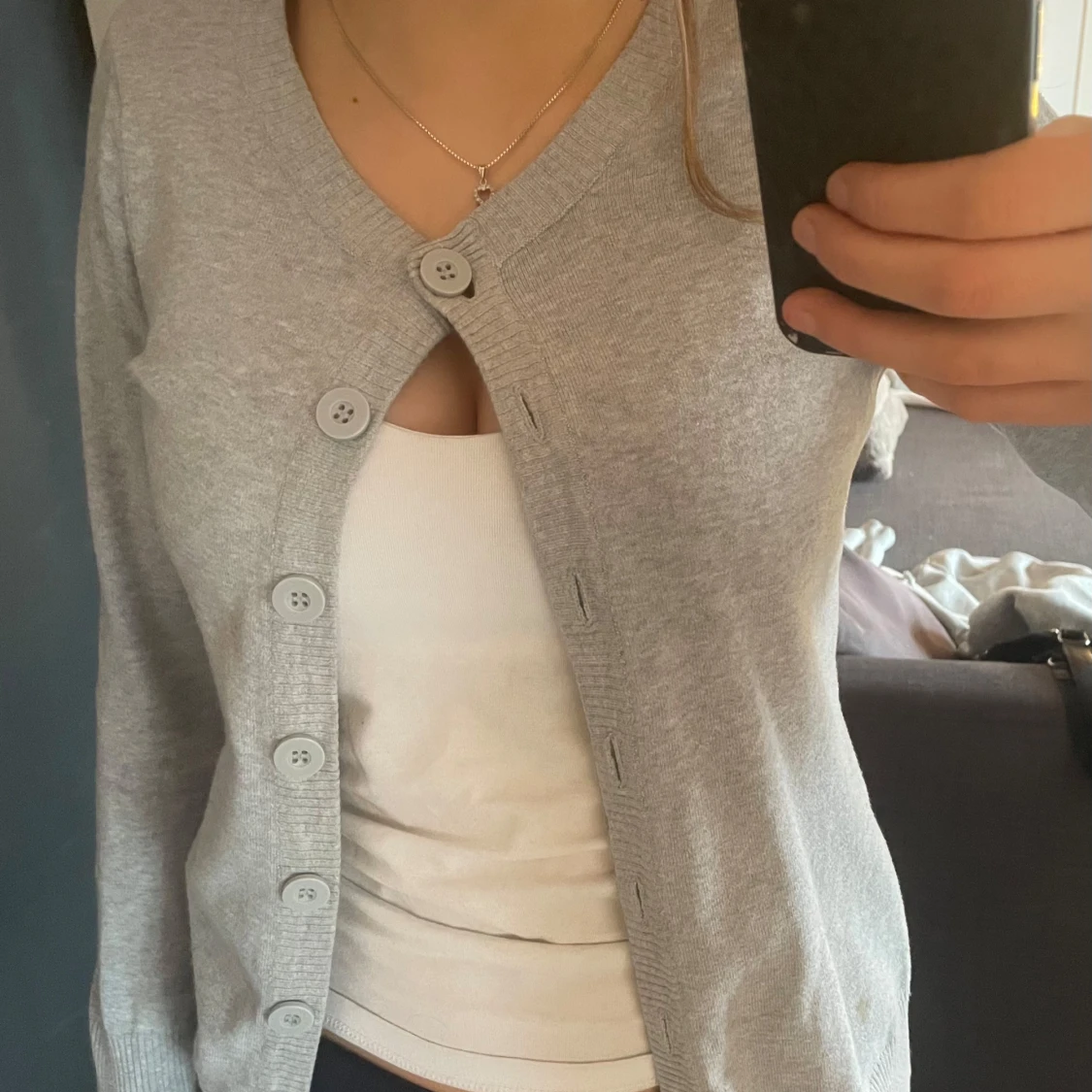 Grå kofta med knappar