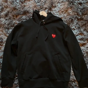 Comme des Garçons hoodie - Den klassiska Comme des Garçons hoodien i storlek L men passar M