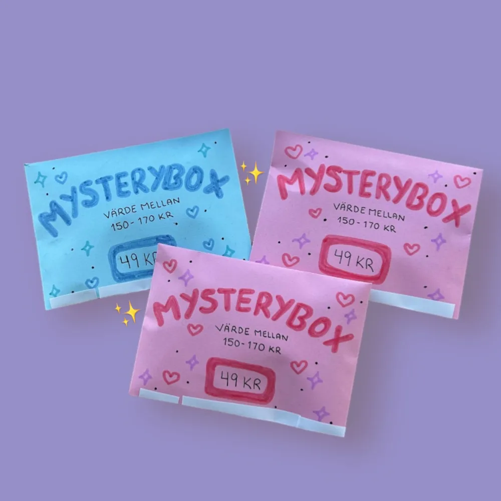49 kr/styck! 🤍 Vi har fixat 3 stycken färdiga mysteryboxar! ✨🩷 Alla boxar innehåller olika motiv & innehållet kan ni se på tredje bilden! 🎀🍓 värdet mellan 150-170 kronor Lagerstatus: 3/3 ✅. Asusteet.