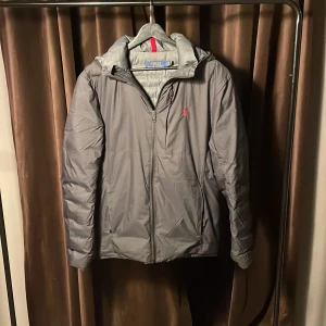 Raulph Lauren jacka - Säljer en tvär fett raulph lauren dun/vind jacka en perfekt jacka nu i vinter och till den kommande våren🍂🌳| nypris runt 4000kr vårt pris 1200kr😍| den är andvänd men är i nyskick😊kan tänka mig att gå ner i pris vid snabb affär. Fraktar inom 24h 🛒🔜 inga defekter och tar emot byten 🔃vid mer eventuella frågor kontakta oss👍😄