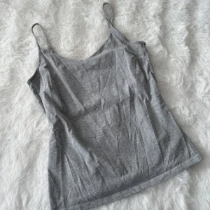 Grått linnetopp från 157 - Grått linne från 157. 💕Toppen har smala axelband och är tillverkad i ett mjukt material som ger en bekväm passform. Storlek xl💕