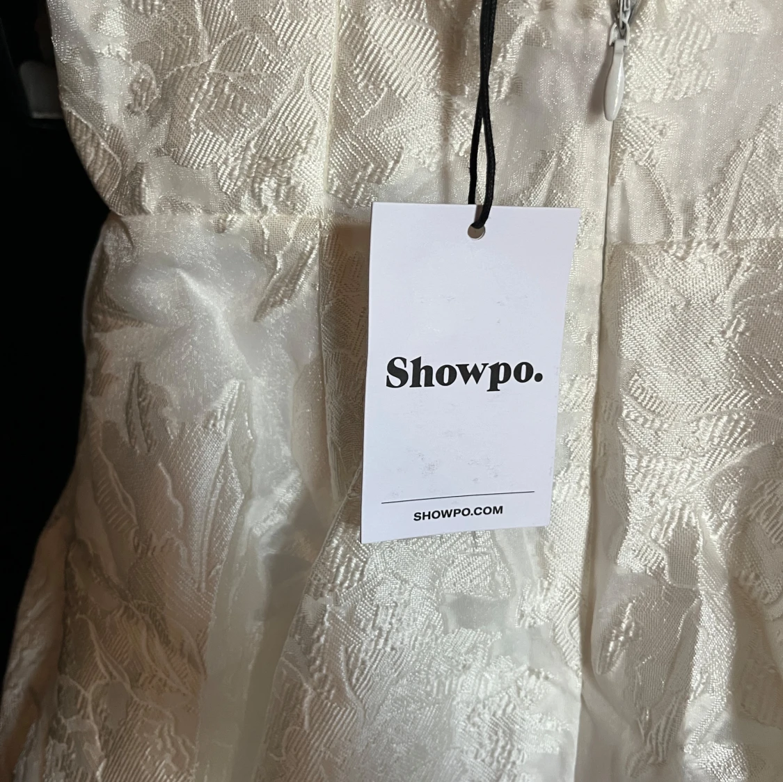 HELT NY klänning med puffärmar från Showpo - 2