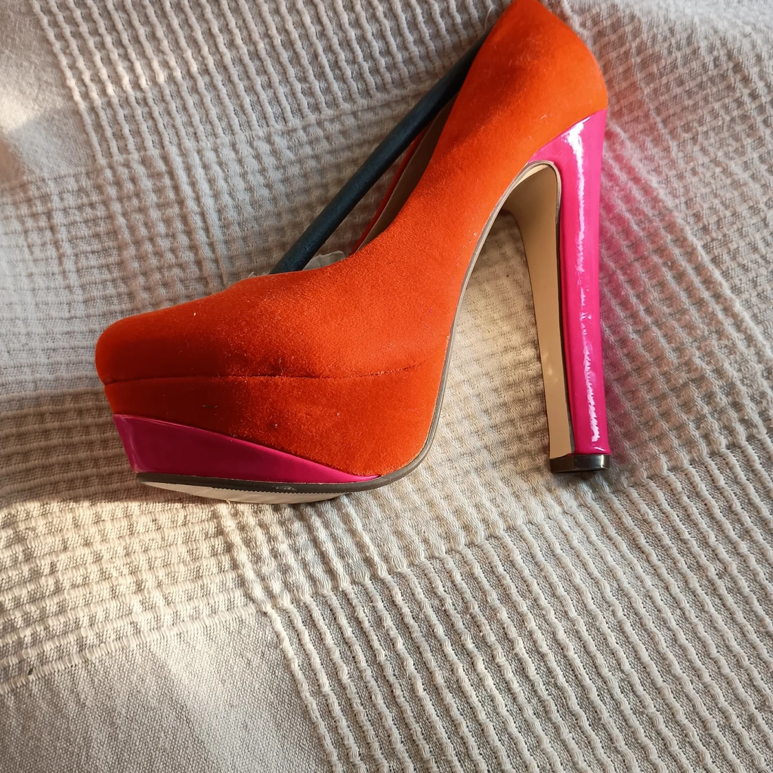 Orange och rosa pumps med hög klack. - 2