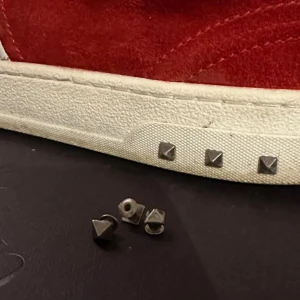 Valentino flycrew nitar  - Helt nya Valentino nitar som är orginal kan sälja billigt vid flertal har dock bara 5 men kan ta 5 för 300