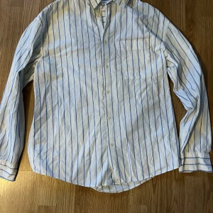 Vit och blå randig skjorta från Zara - Super soft vit och blå randig skjorta. Strl M, skick 9/10, stor i storleken!