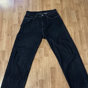 Mörkblå jeans från Vailent - Snygga mörkblå jeans från Vailent i klassisk design. De har en rak passform med fem fickor och knappgylf. Perfekta för en stilren look.