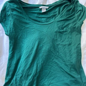 Tröja  - Knappt använd och fint skick. Material är tunt och luftigt men ej genomskinlig