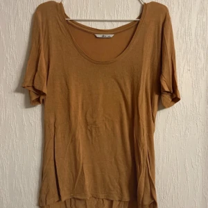 Senapsgul/brun t-shirt - Stor garderobrensning♻️Se gärna mina andra annonser. Pris går att diskutera vid flerköp🌸