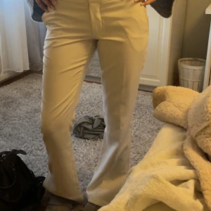 Beige kostymbyxor - Snygga vita mid waist kostymbyxor från BikBok. 