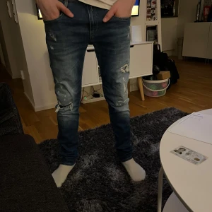 Replay anbass jeans  - Sjukt feta replay Anbass jeans med slitningar | Skick 9/10, använda någon gång | Strl 27:30, personen på bilden är runt 170, så passar bra på folk i den längden | Nypriset ligger runt 1650 och vårt pris är endast 549kr | Kan diskutera pris vid snabbköp ✅ | Kontakta vid frågor eller funderingar MVH V&L Clothing 👕 | 