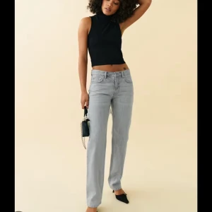 Grå jeansbyxor - Snygga grå jeansbyxor midwaist och straight passform från ginatricot. Perfekta för en stilren look. Kombinera med en topp för en komplett outfit. Säljs då jag ej använder dem mer.