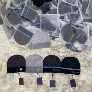 Väldigt fina mössor  - Hej, jag har tre olika färger av mössa och jag säljer de för 349kr st. 