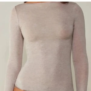 Intimissimi - Den är bra skick förutom att den har nått hål nära handen men inget man tänker på så mycket 🥰.