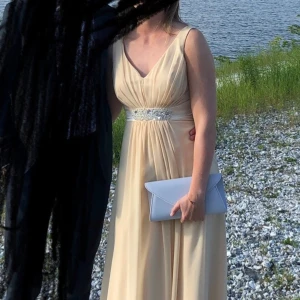 Ljusgul balklänning - Lång, ljusgul balklänning med paletter. Passar S/M. Använd en gång. 