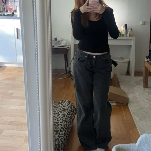 Mörkgrå jeans från Nakd  - Säljer nu dessa snygga och utsålda jeans ifrån nakd, det har en låg midja men skulle ändån säga att dem sitter mid rise💗 hör av er vid intresse!! 