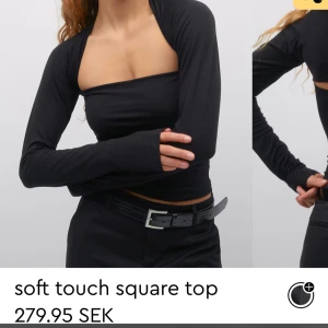 Marin blå långärmad topp från Gina Tricot - Säljer en stilren svart långärmad topp från Gina Tricot med fyrkantig halsringning. Toppen har en mjuk och skön känsla, perfekt för olika tillfällen. Passar bra till både jeans och kjol. Tröjan aldrig använd. Marinblå färg, inte svart 